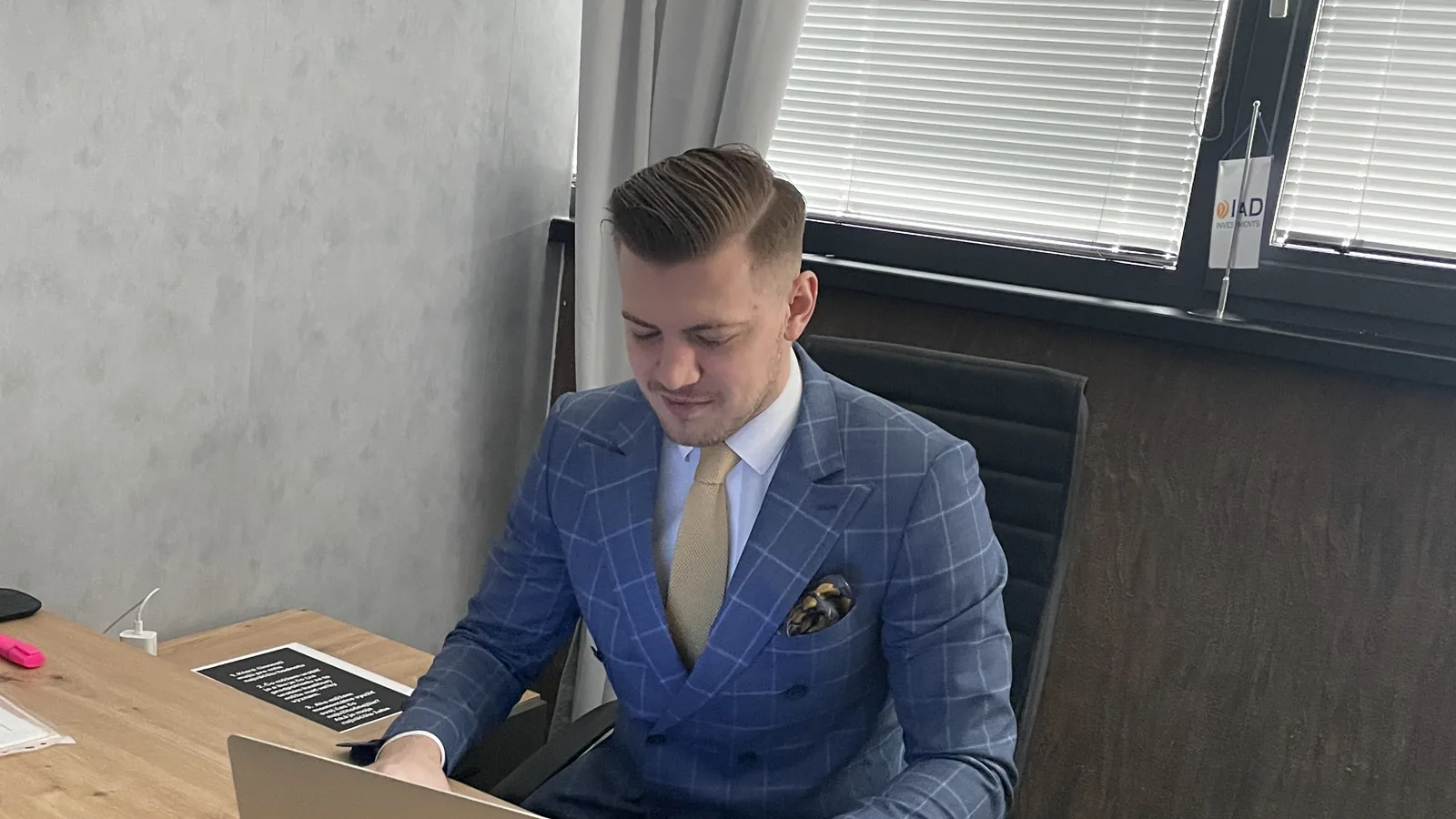 Marián Váňa pri práci za stolom s notebookom