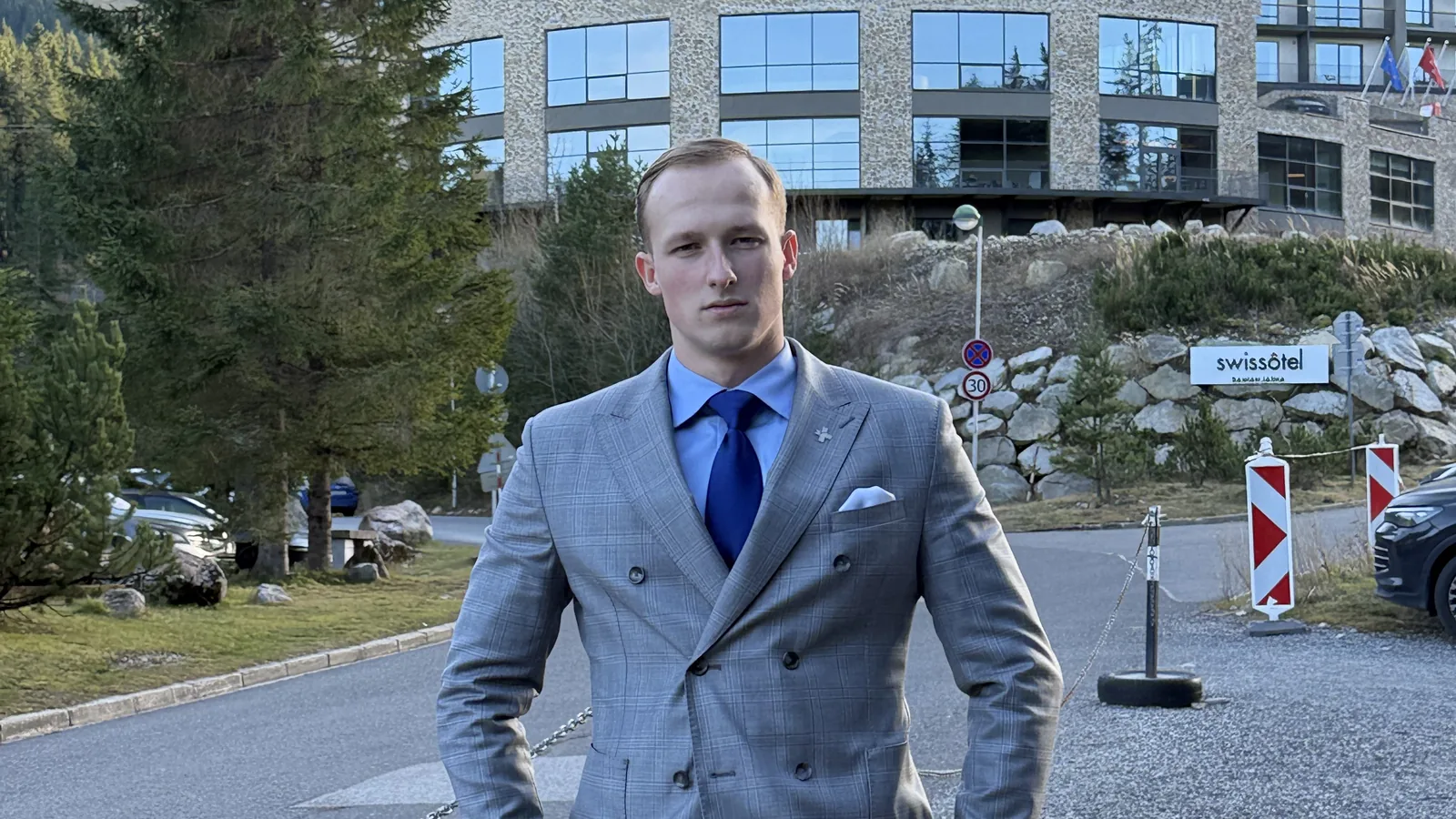 Martin Šeliga v obleku pred hotelom