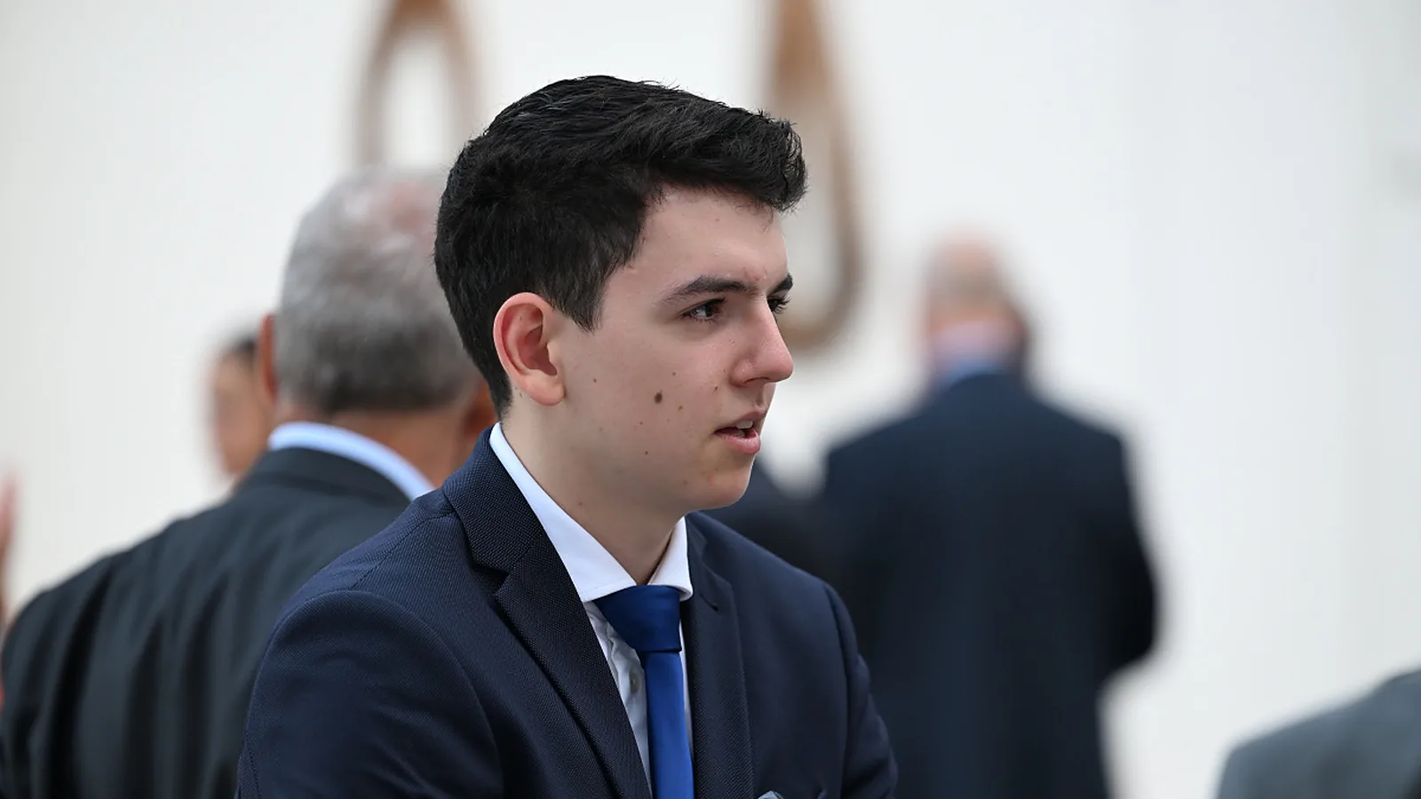 Peter Demian v obleku na spoločenskom podujatí